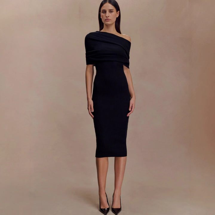 Damekjole: Svart, figurnær off-shoulder strikkjole. Langermet og elegant for kvinner, passer fest og hverdag.