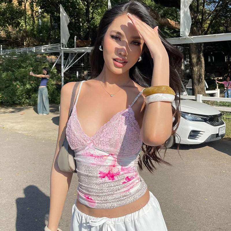 Lett sommer topp i rosa med vakkert blomstermønster og blonde applikasjoner for en chic look.