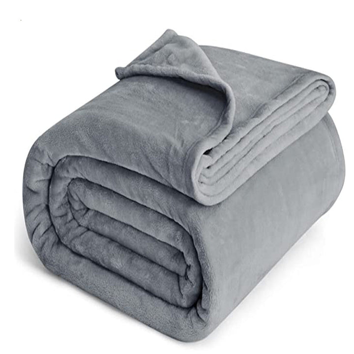 Mykt, varmt fleecepledd i nøytral farge, laget for overlegen komfort og hygge i hjemmet.
