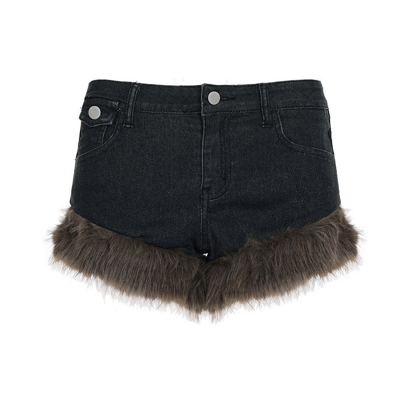 Damejeansshorts med elegant kant, i rød eller svart denim, moderne mote for kvinner denne sommeren.