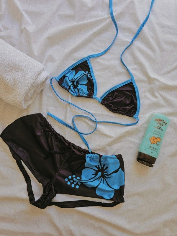Nytt dame bikini sett med blomster og justerbare stropper, klart for sommer og basseng.