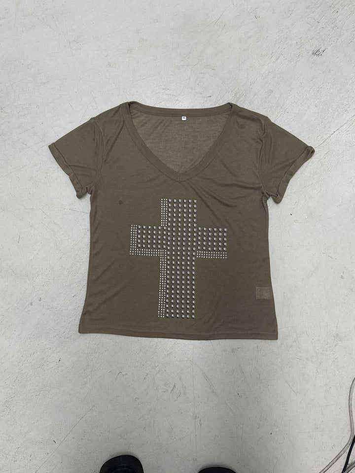 Dame t-skjorte med V-hals i hvit, prydet med lekre nagler. En allsidig topp for hverdag og fest.