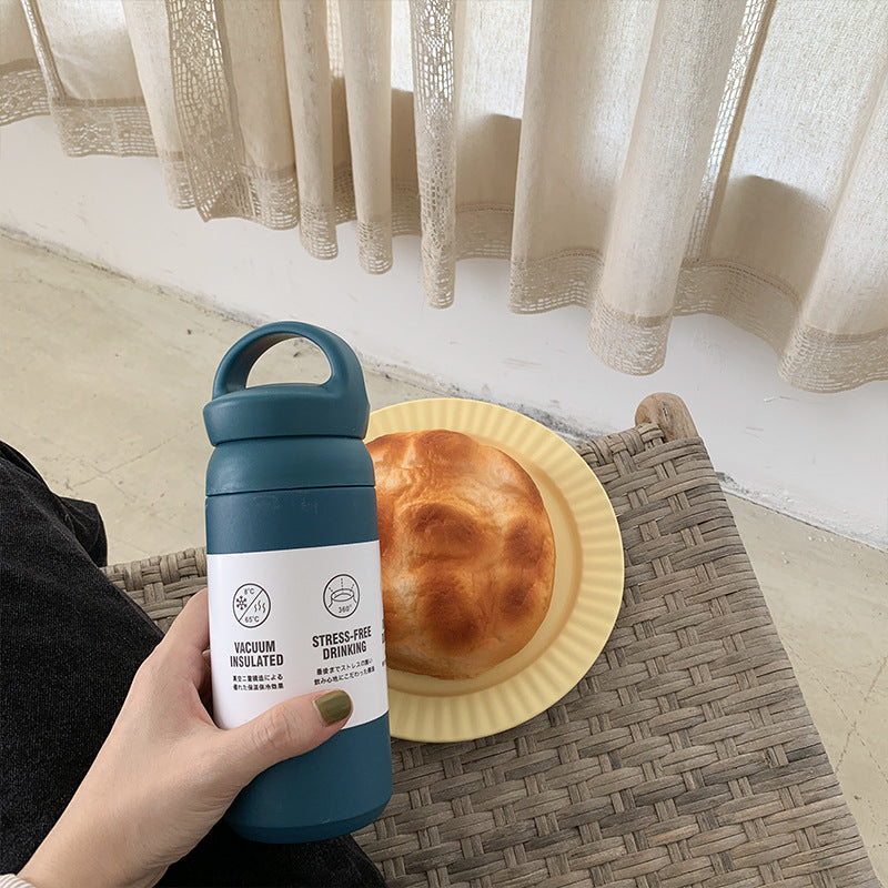 Elegant svart isolert vannflaske, 350ml, med ergonomisk håndtak for enkel bæring, ideell for aktive kvinner på farten.