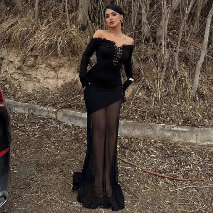 Elegant rød off-shoulder maxikjole i mote design med gjennomsiktig lag, fest og kveldsantrekk.