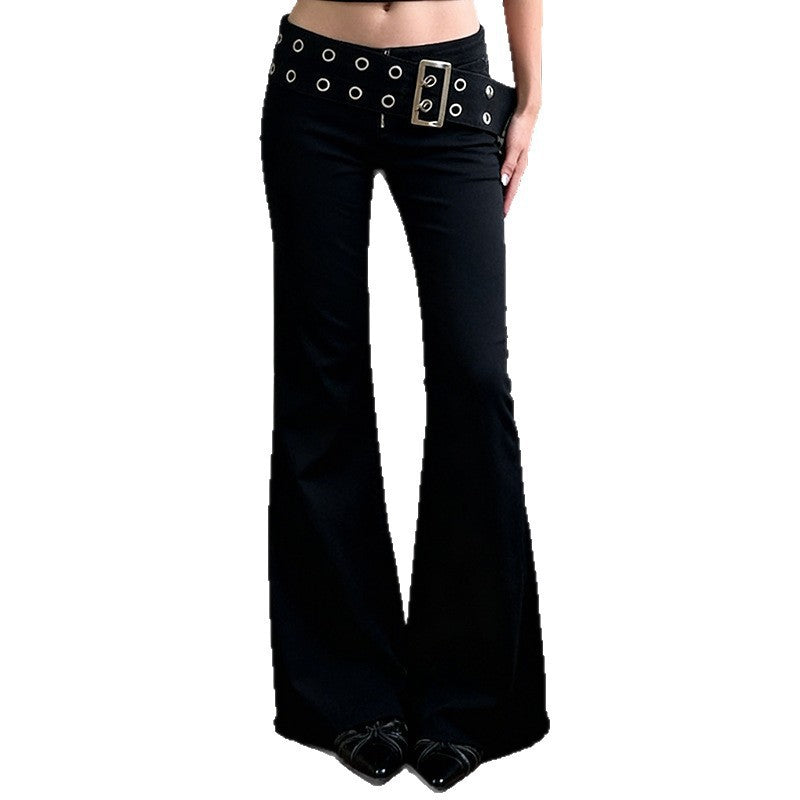 Elegante svarte dame flared jeans. Høyt liv, utsvingte ben og belte for en komplett look.