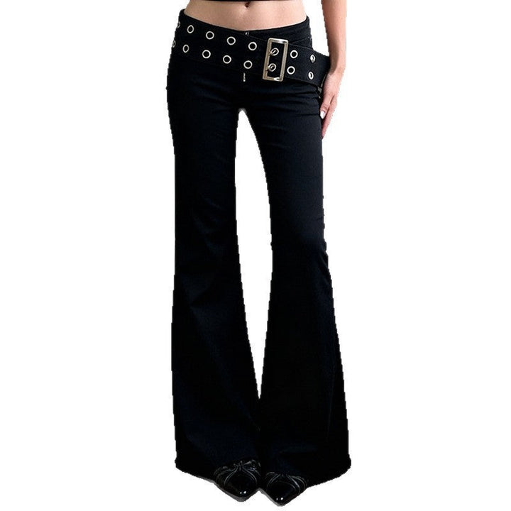 Elegante svarte dame flared jeans. Høyt liv, utsvingte ben og belte for en komplett look.