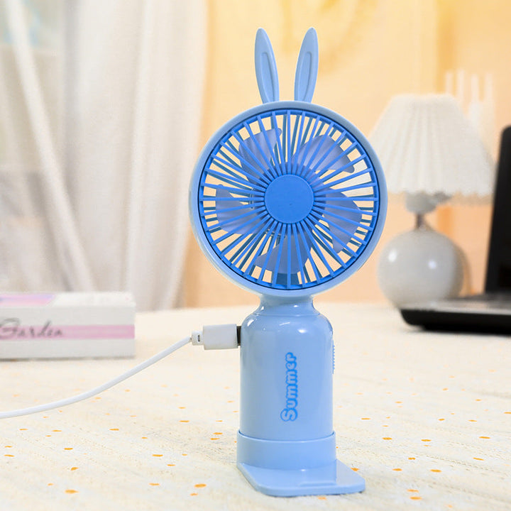 Liten hvit usb-drevet vifte, perfekt for sommerdager og effektiv personlig kjøling.