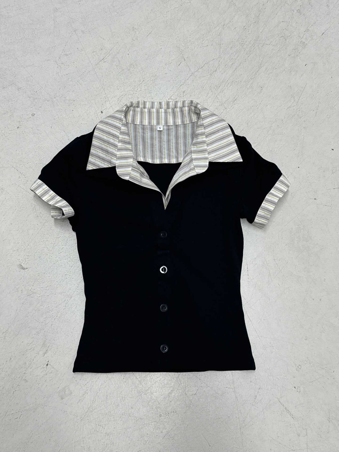 Klassisk dame kortermet skjorte med kontrastkrage, elegant og moderne stil for hverdag og kontor.