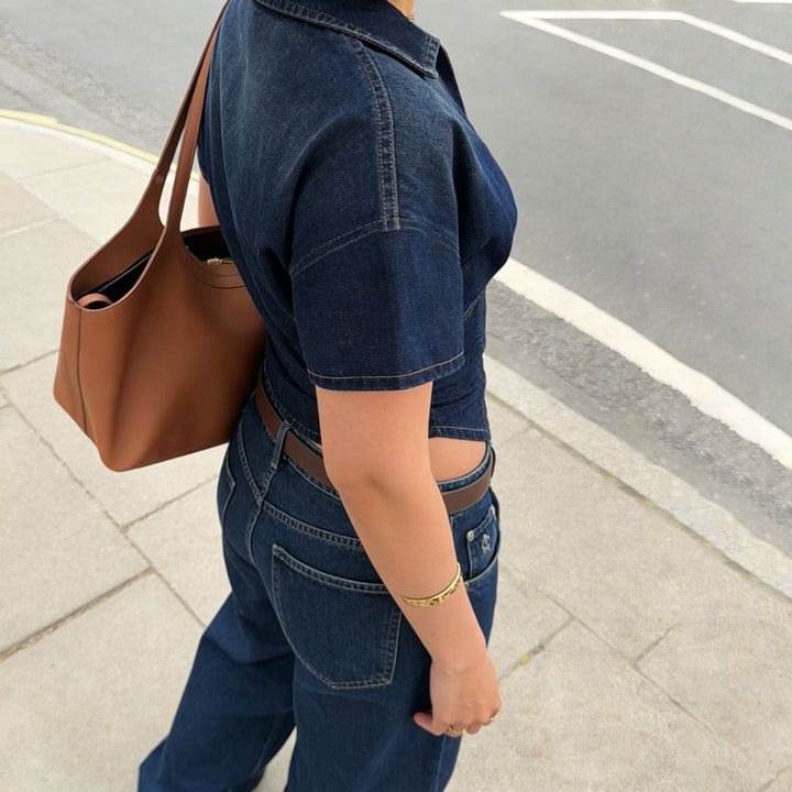 Kortermet denimjakke til dame, med glidelås. Komfortabel og chic for vår- og sommermåneder.
