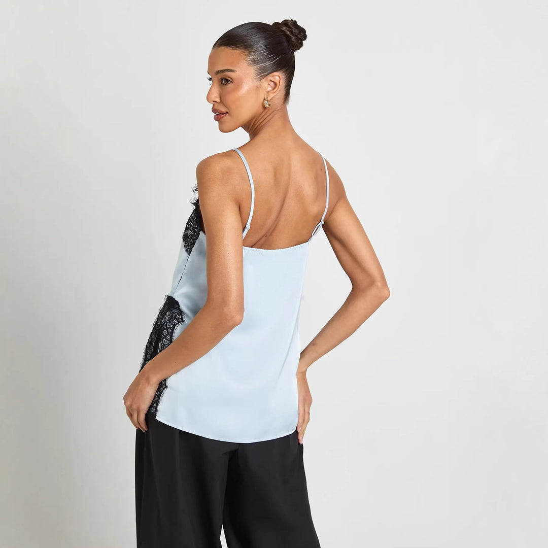 Delikat blå dame cami topp med fine detaljer, lett stoff og ermeløs design. Komfortabel og stilfull for sommeren.