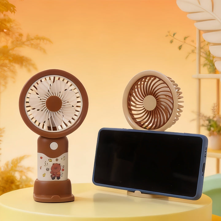 Søt håndvifte med bjørne-design holder deg kjølig i varmen, ideell for sommer og reise.