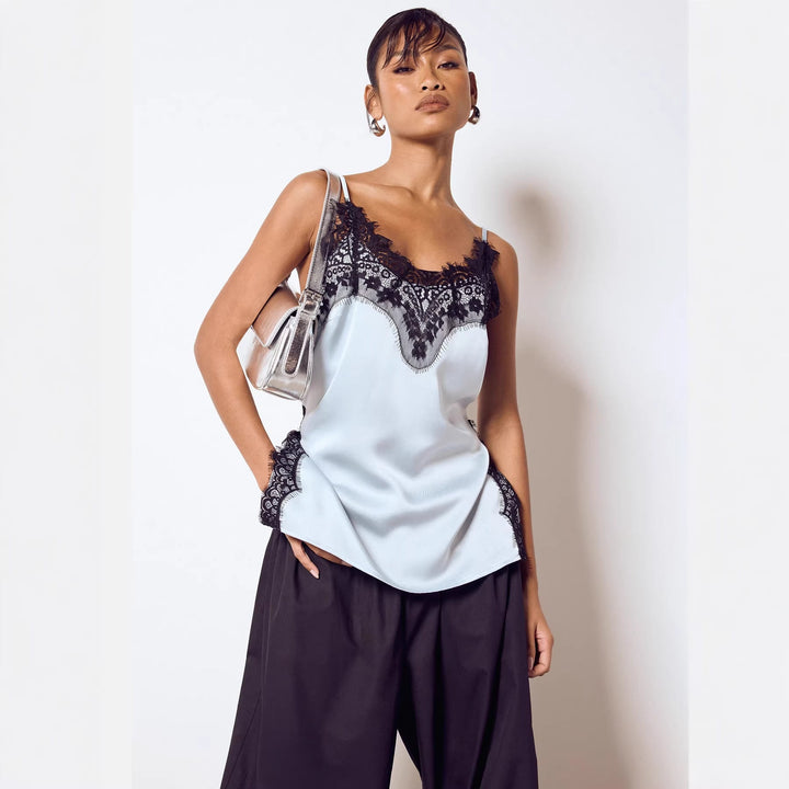Elegant blå dame cami topp med delikate detaljer, perfekt for fest eller stilfull hverdagsbruk. Ermeløs design.
