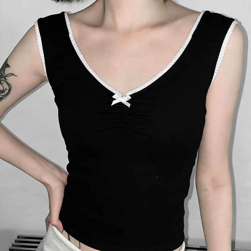 Dameundertøy: Elegant svart bodysuit med dype blonder og V-hals, perfekt for en sofistikert look.