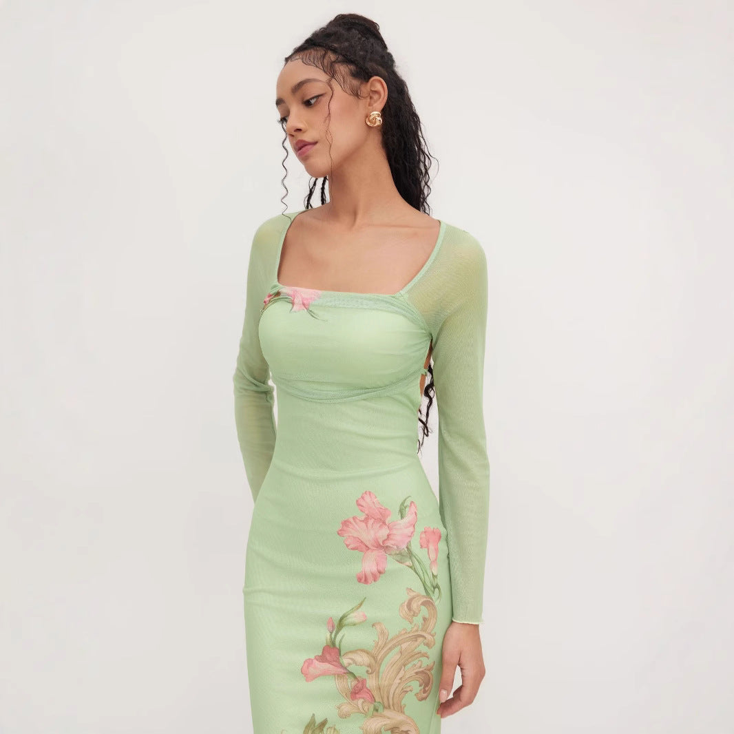 Vårlig festkjole: Lysgrønn elegant midikjole med blomsterprint og transparente ermer. Perfekt for spesielle anledninger.
