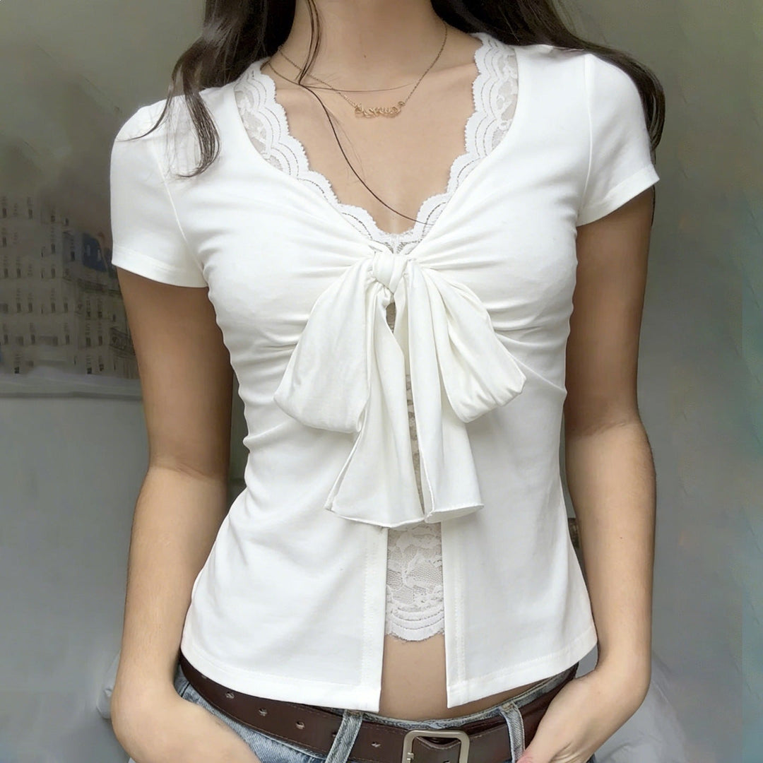 Elegant kvinnebluse med delikate detaljer og en pen sløyfe. Ideell som festtopp eller hverdagsplagg.