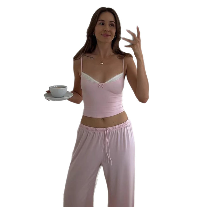 Elegant dame pyjamasett i myk rosa. Topp med spaghetti-stropper og komfortabel bukse med vide ben for natt/kos.