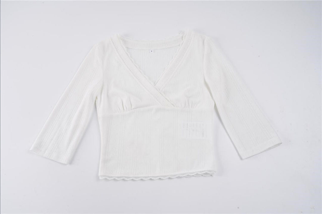 Feminin hvit sommertopp med kortermet omslagsdesign og V-hals, elegant og komfortabel for damer.