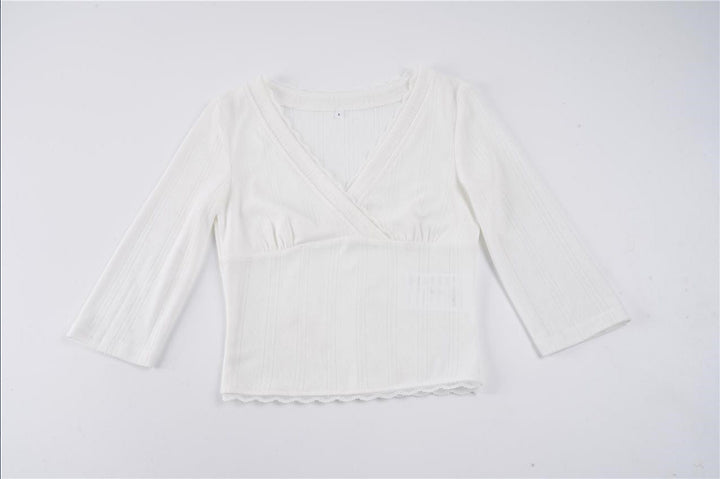 Feminin hvit sommertopp med kortermet omslagsdesign og V-hals, elegant og komfortabel for damer.