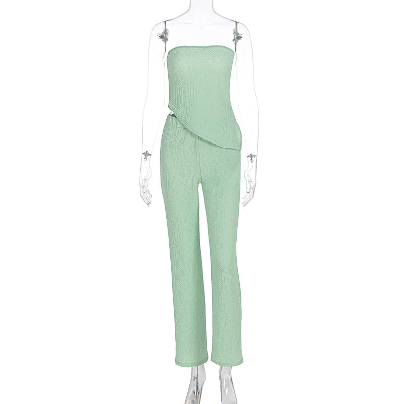 Moderne asymmetrisk damejumpsuit, off-shoulder, chic for sommer, fest og elegante anledninger.