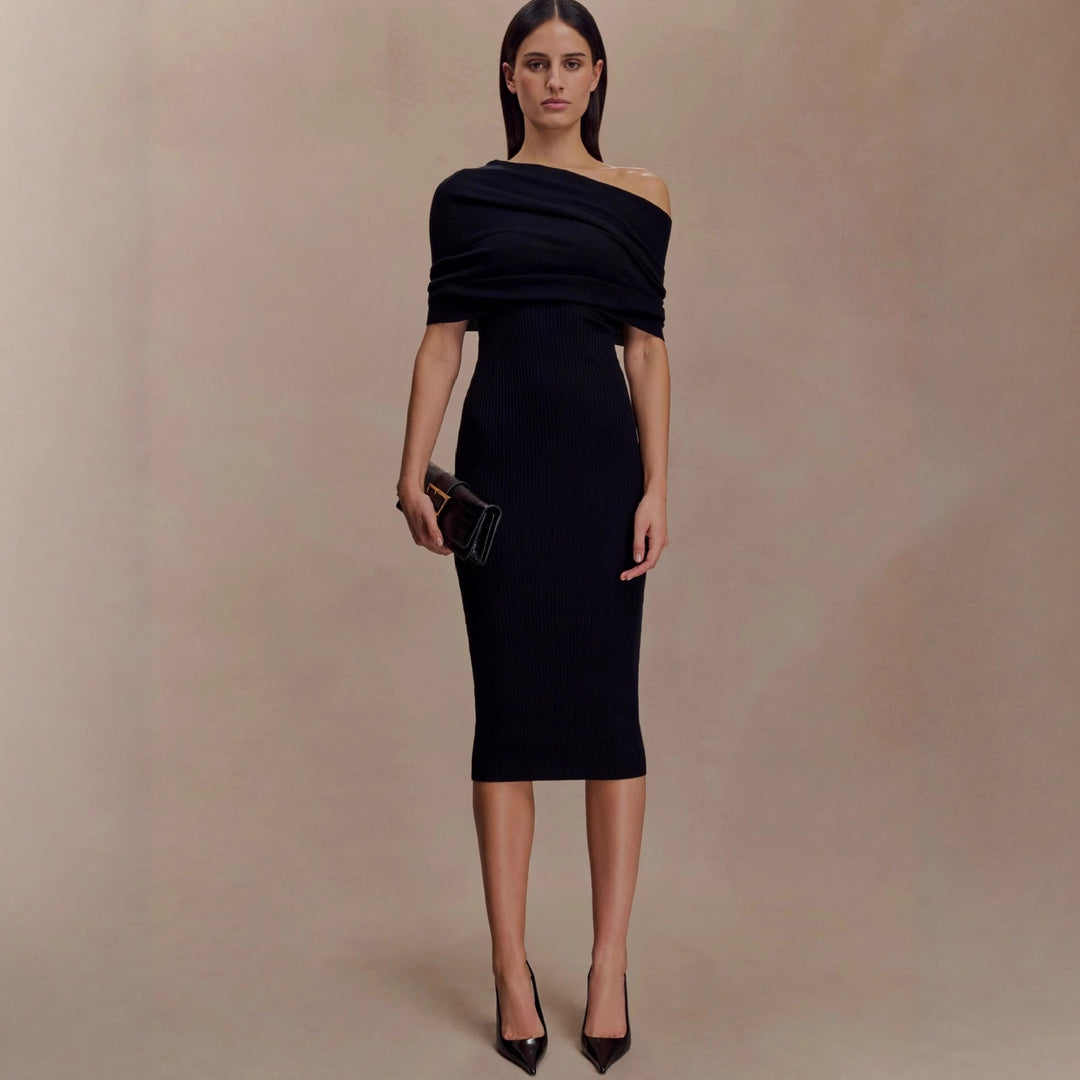 Svart figurnær off-shoulder strikkjole for kvinner. Elegant og komfortabel langermet damekjole for fest eller hverdag.