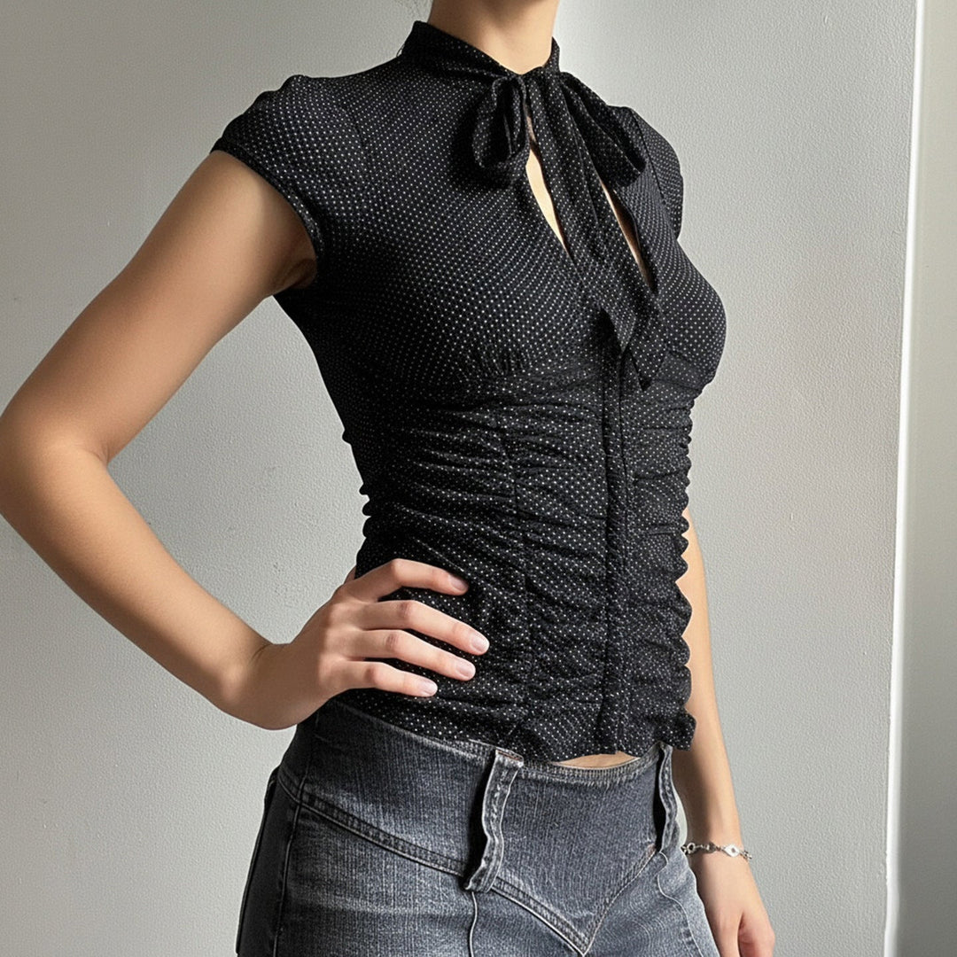 Feminin damebluse med volanger og snøring, perfekt for kontorstil eller festlige anledninger.