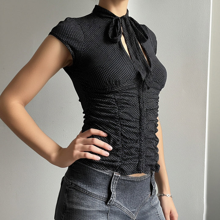 Feminin damebluse med volanger og snøring, perfekt for kontorstil eller festlige anledninger.