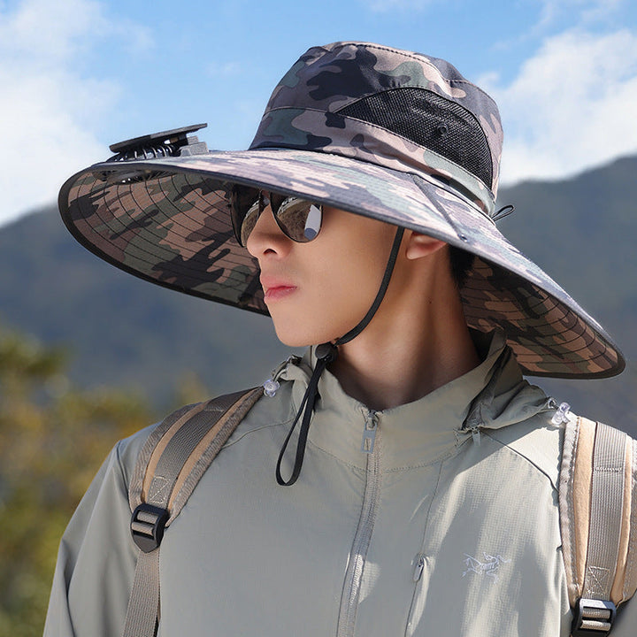 Bredbremmet solhatt sett forfra, viser UV-beskyttelse og pustende mesh-design. Unisex modell.