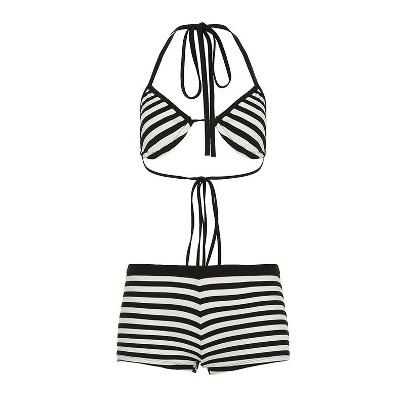 Kvinners bikini med dyp utringning og justerbare stropper. Geometrisk design, perfekt for strand og basseng.