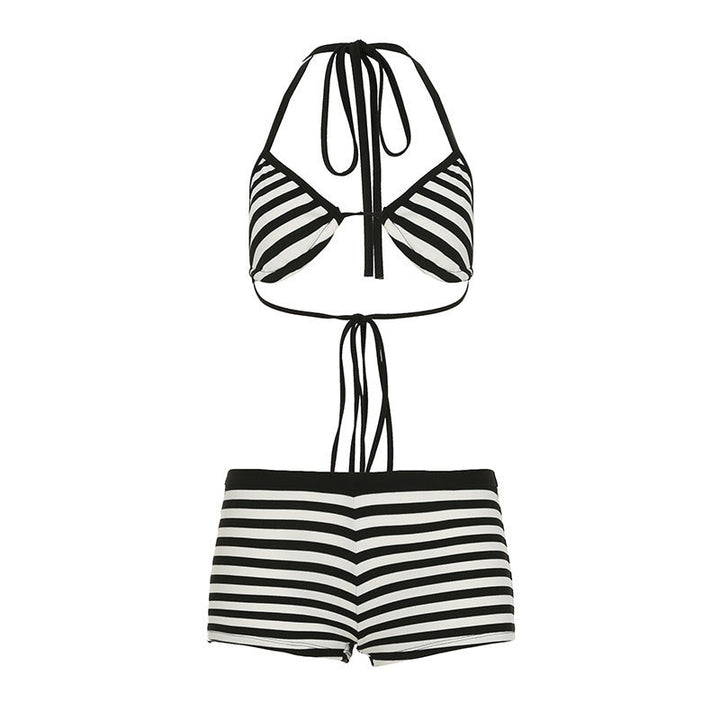 Kvinners bikini med dyp utringning og justerbare stropper. Geometrisk design, perfekt for strand og basseng.