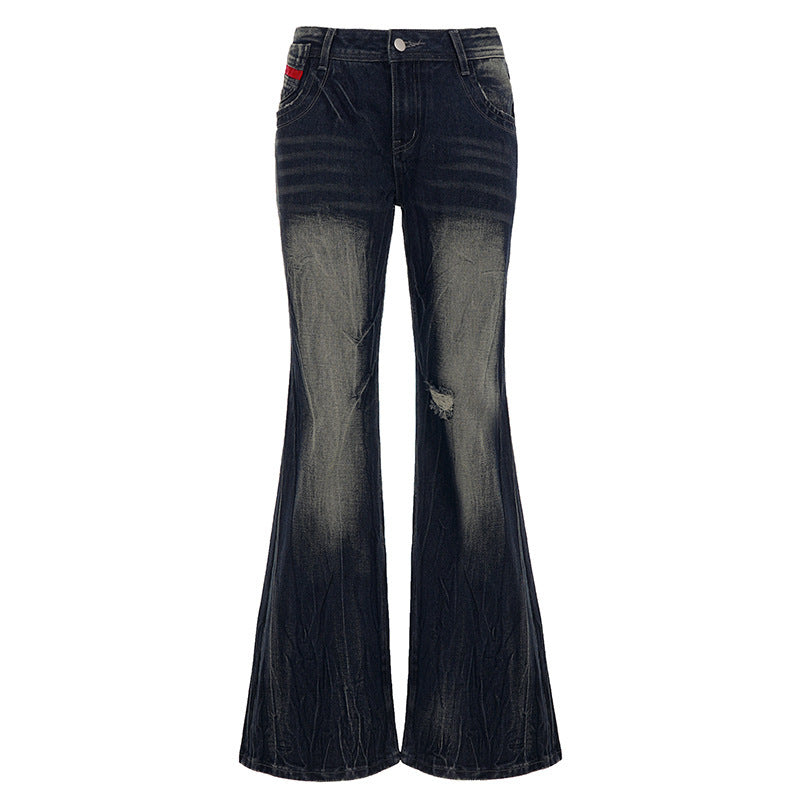 Hel bilde av klassiske blå flared jeans for damer, med vidde i bena og et moderne, brukt utseende.