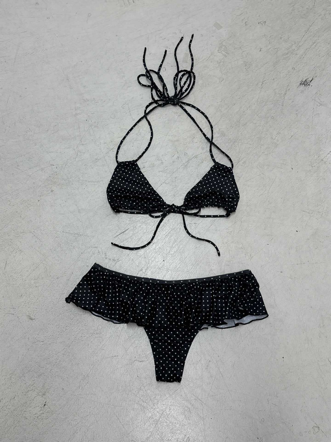 Allsidig dame triangel bikini med volanger og justerbare bånd; ideelt badetøy for sommer og bassengaktiviteter.