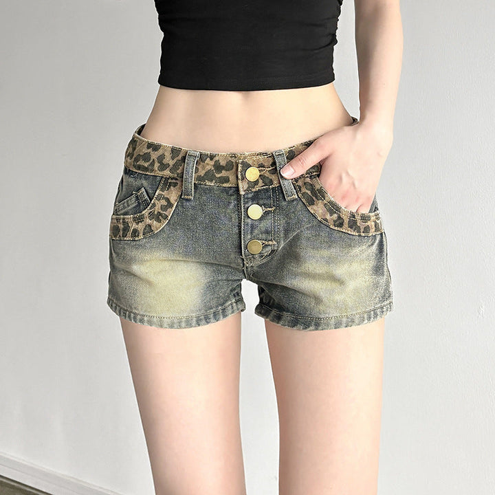 Korte dame jeansshorts med trendy leopardmønster og rynket belte. Perfekt for sommer og fritid.