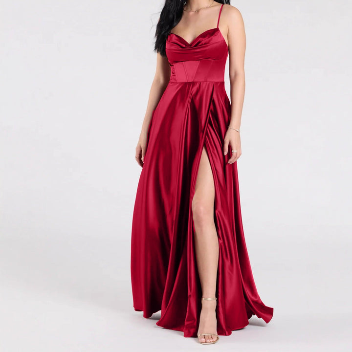 Elegant lysegrønn aftenkjole med dyp splitt for dame, perfekt til fest og spesielle anledninger.