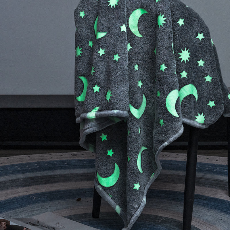 Mykt unisex fleecepledd med glød i mørket, perfekt for sportfans og koselige kvelder i stuen.