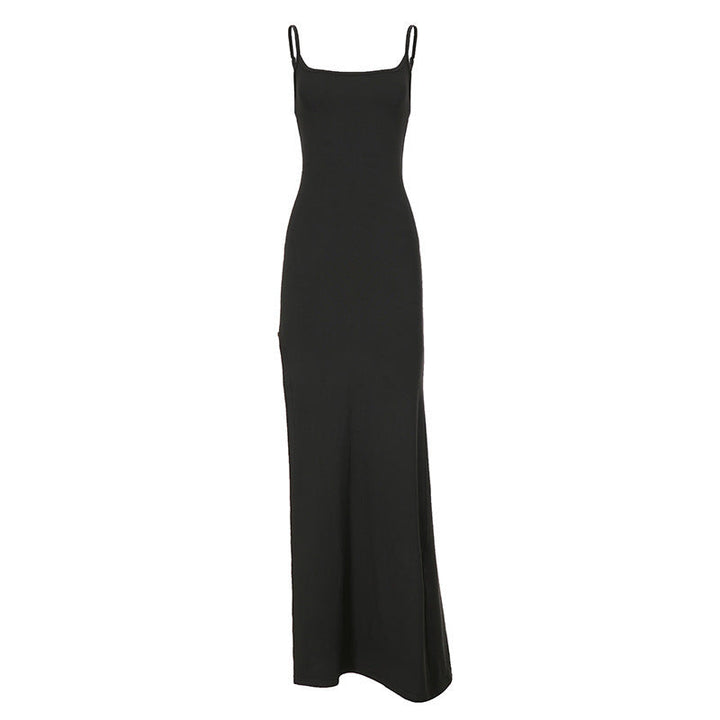 Allsidig elegant maxikjole med tynne stropper og splitt, perfekt for fest eller hverdag.