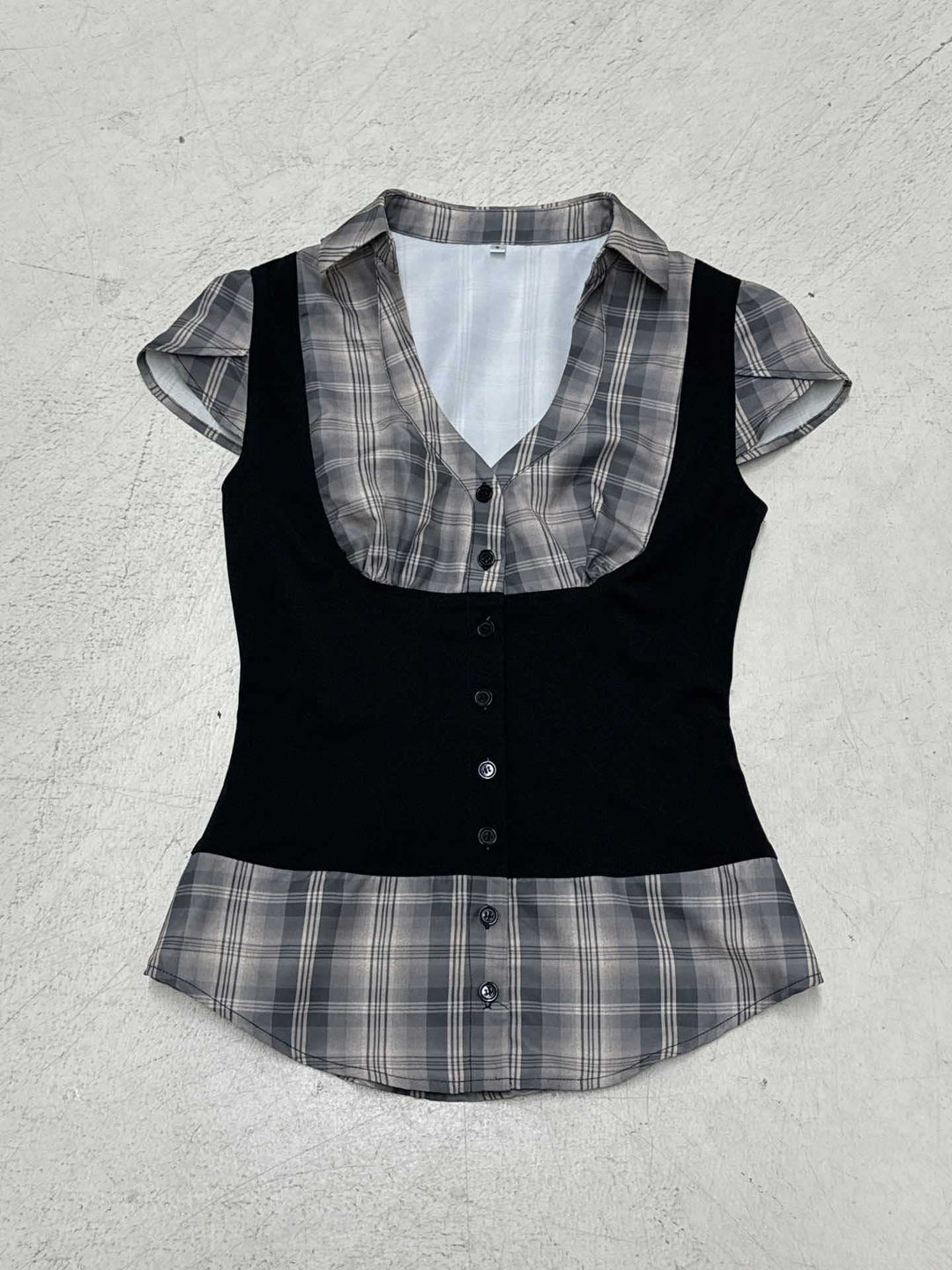 Mønstret damebluse i rutete stoff, figursydd med v-hals. Elegant og komfortabel for enhver anledning.