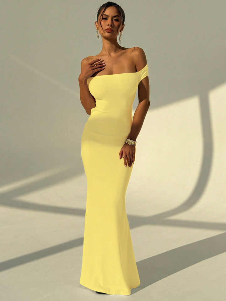 Kveldsantrekk: Damenes elegante off-shoulder maxikjole, perfekt for formelle anledninger.