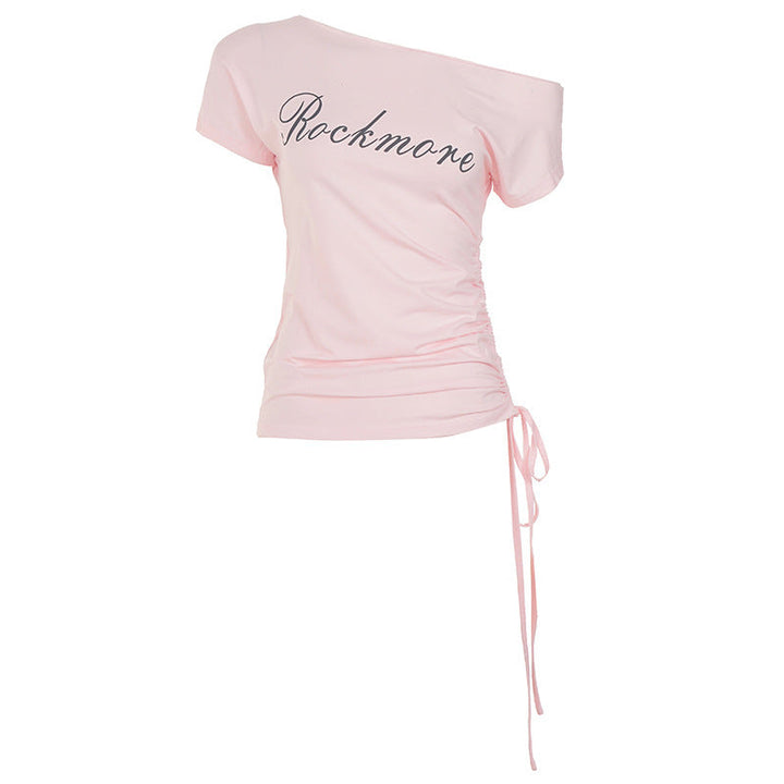 Stilig rosa off-shoulder t-skjorte for damer, med rynker og trendy trykk. En fresh og moderne sommer topp.