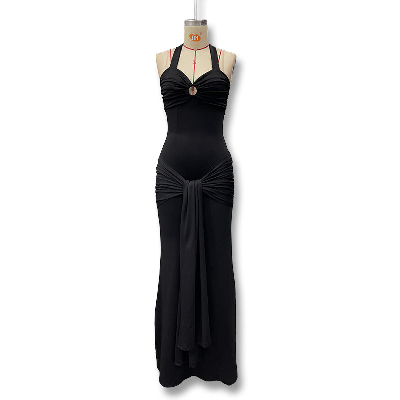 Elegant lang aftenkjole for damer med figurformende design. En stilfull selskapskjole for kveldsbruk.
