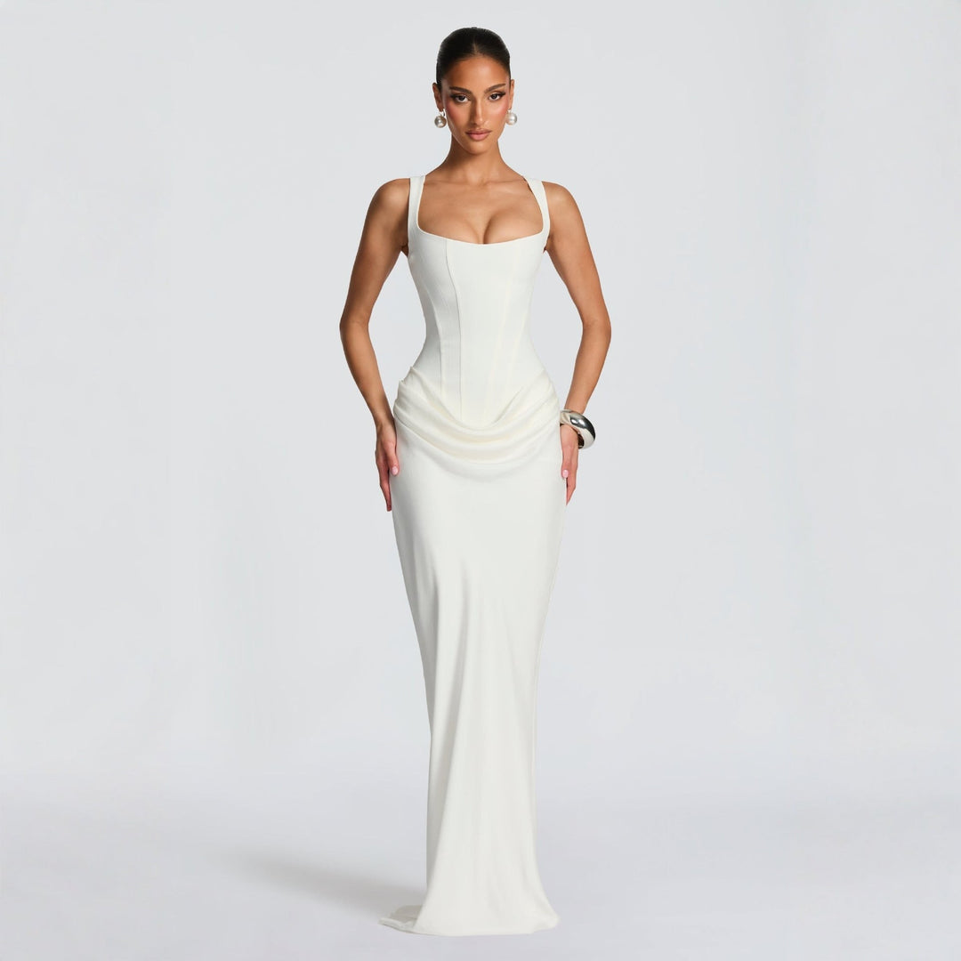 Elegant festkjole for kvinner, lang modell med sofistikerte draperinger og figursydd snitt.