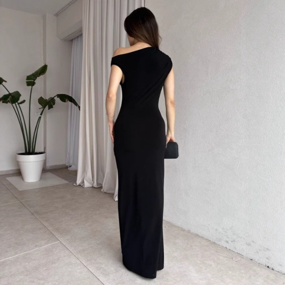 Lang, elegant off-shoulder kjole til damer, ideell som festkjole eller bryllupskjole.