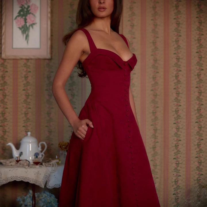 Klassisk mørkerød sommerkjole med bustier og knapper. En elegant A-linje selskapskjole.