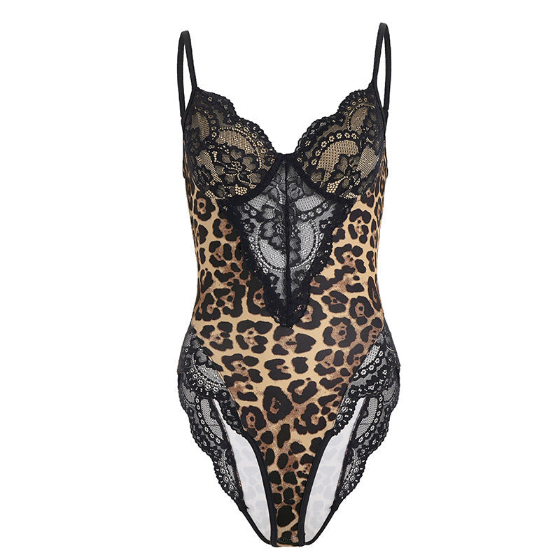 Dame bodysuit med dristig dyremønster og strategisk plasserte utskjæringer. Et feminint plagg for en selvsikker stil.