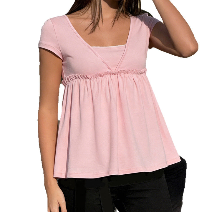 Elegant damebluse med luftig omslagsdesign og feminint snitt. Blå volangtopp for moderne stil.