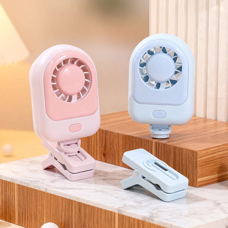 Allsidig USB-minivifte med klemme, ideell som reisevifte for camping, barnevogn eller soverom.