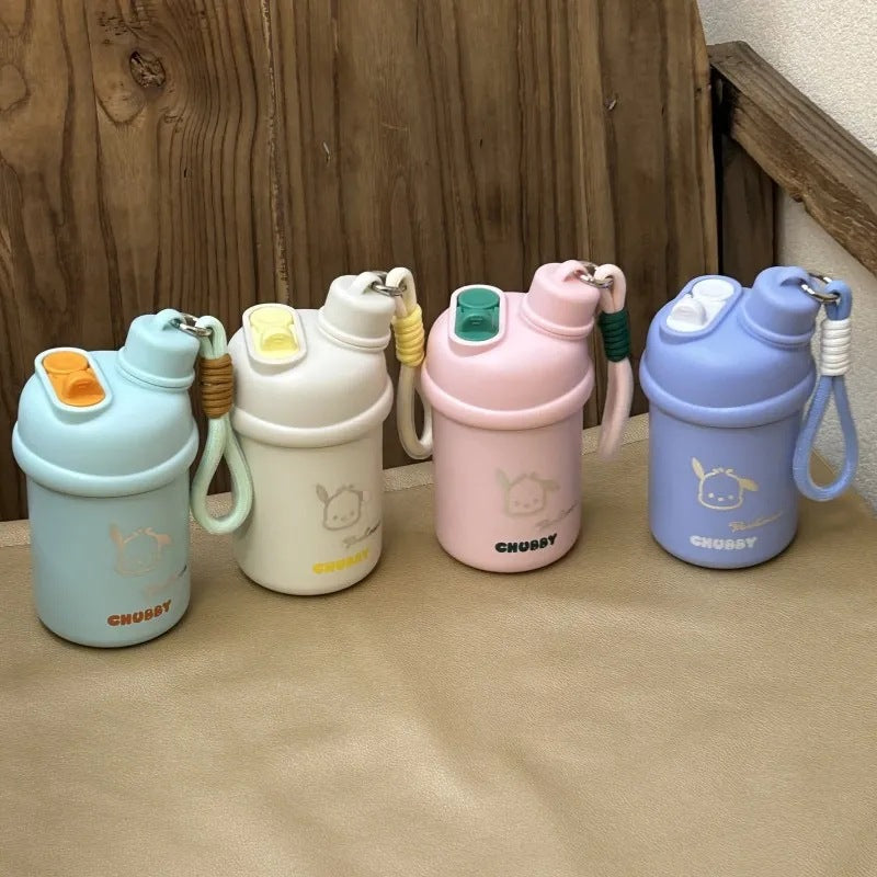 Søt isolert vannflaske for kvinner med lekkasjesikker lås. Perfekt til reise, sport og daglig hydrering.