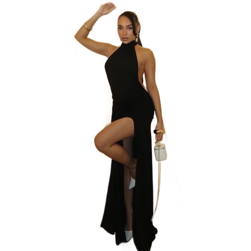 Flatterende dame maxikjole med elegante cut-outs. Lang, sort festkjole for kveldsantrekk.