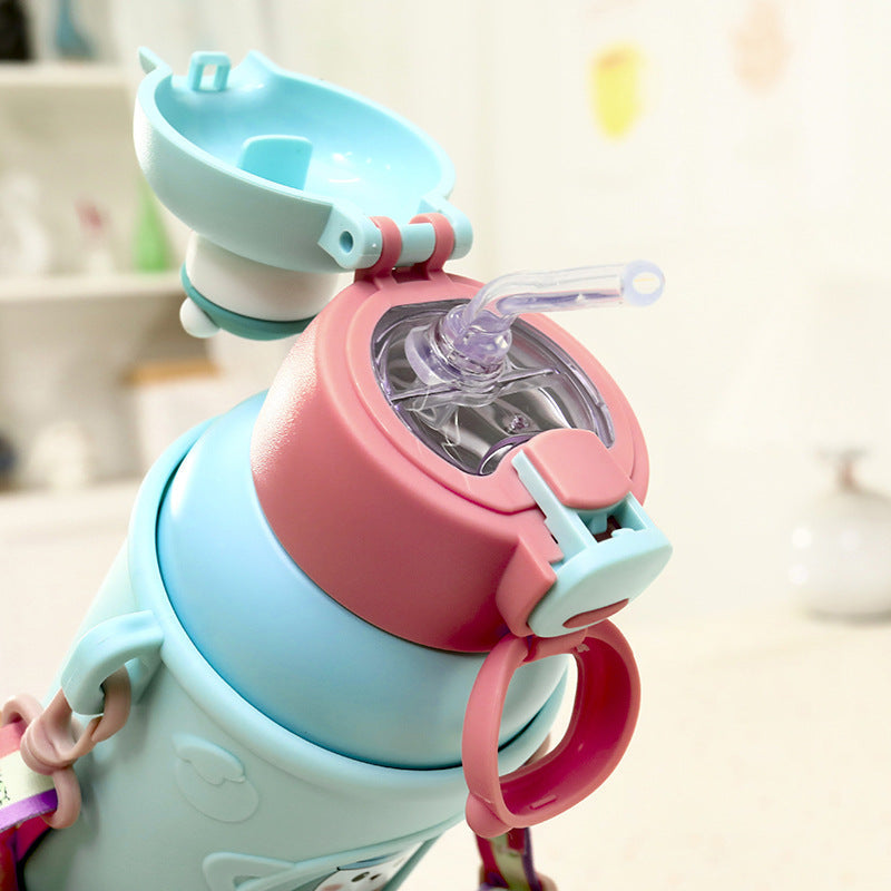 Bærbar beige 500ml termos med pingvin, holder drikken varm/kald. Lekkasjesikker for sport og skole.