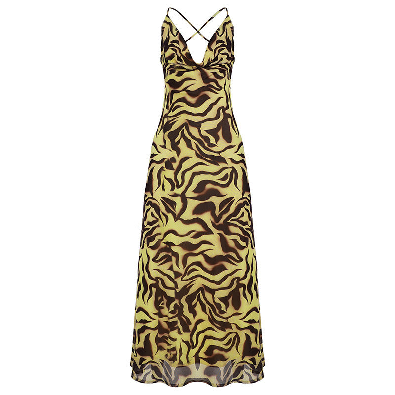 Dristig tigerprint maxikjole for kvinner, med elegant v-hals og lette spagettistropper. Trendy design.