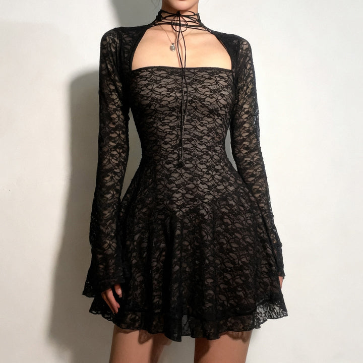 Elegant svart dame spisskjole med ståkrave og lange ermer for fest og kveldsantrekk. Feminin mote.